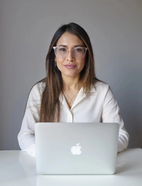 Angelina Solano diseñadora web con su ordenador.