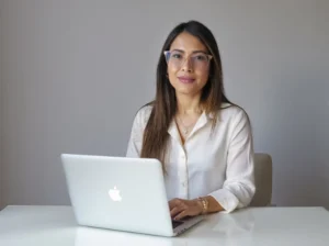 Angelina Solano diseñadora web con su ordenador.